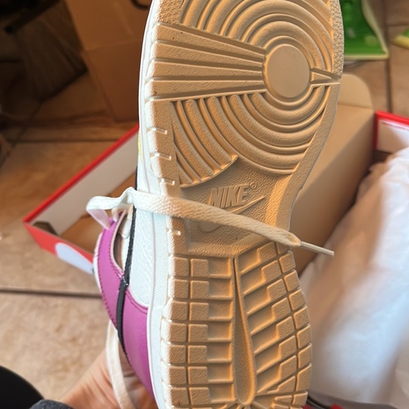 Brand new never worn Nike dunks size 8 womens , sold out on Nike in a day ! - Picture 4 of 5